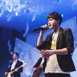 女人张开双腿让男人尻
